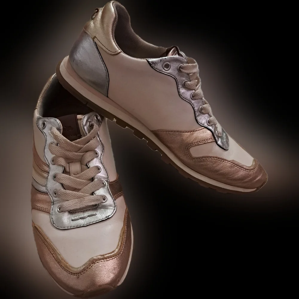 COACH Wave Patchwork Runner Beige Rose Silver Gold Wave Stripes Women's Size 8.5
